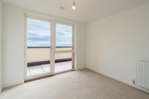 2 bedroom flat to rent, Farine Avenue, Hayes UB3