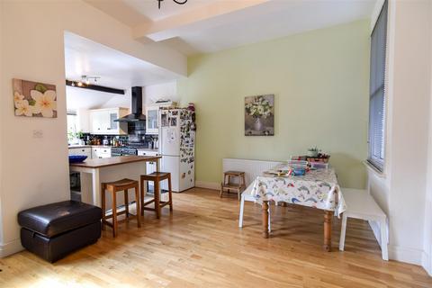 6 bedroom semi-detached house to rent, Warwick Place, Leamington Spa, CV32 5BS