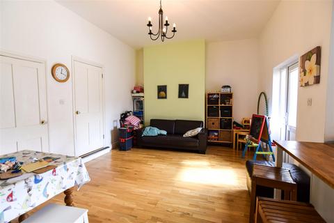 6 bedroom semi-detached house to rent, Warwick Place, Leamington Spa, CV32 5BS