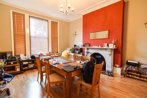 6 bedroom semi-detached house to rent, Warwick Place, Leamington Spa, CV32 5BS