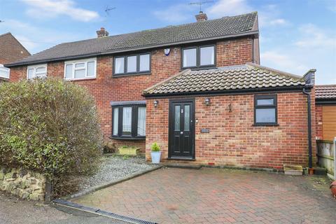 3 bedroom semi-detached house to rent, Shaftsbury Road, Epping
