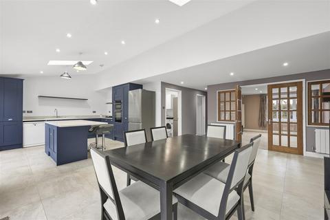 3 bedroom semi-detached house to rent, Shaftsbury Road, Epping
