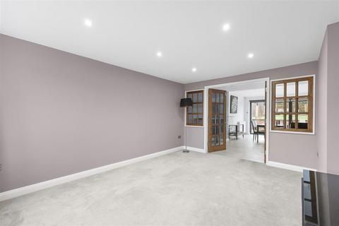 3 bedroom semi-detached house to rent, Shaftsbury Road, Epping