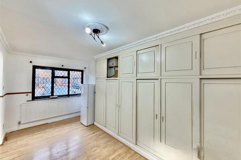 4 bedroom semi-detached house to rent, Jessop Avenue, Southall UB2