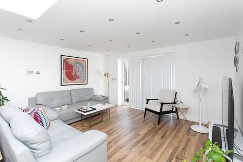 5 bedroom bungalow to rent, Harrow Way, Bushey, Carpenders Park, WD19