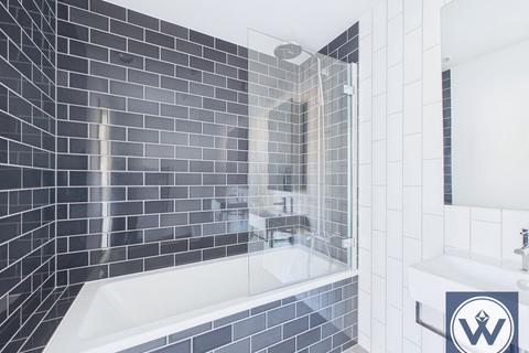 3 bedroom flat for sale, Cable Street, London, E16 2SX