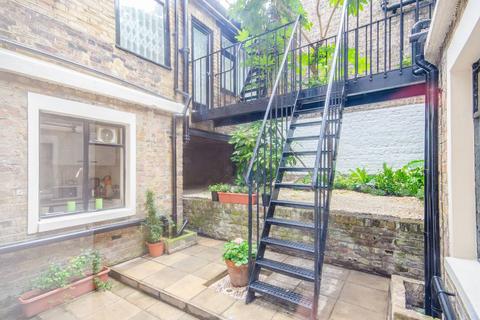 Studio to rent, Monmouth Road, Westbourne Grove, London, W2