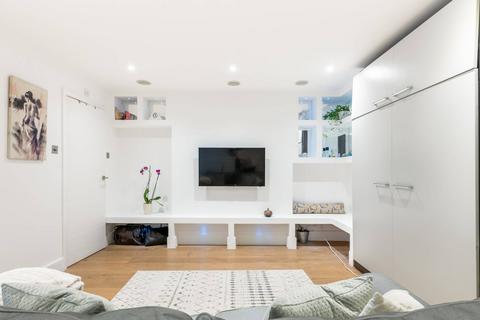 Studio to rent, Monmouth Road, Westbourne Grove, London, W2