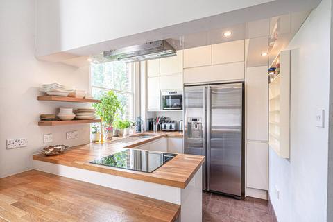 2 bedroom flat to rent, Fitzjohns Avenue, Hampstead, London, NW3