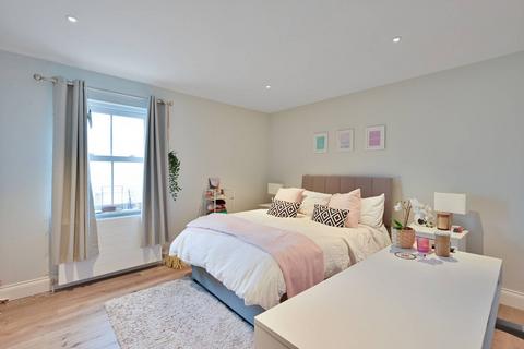 3 bedroom flat to rent, Upper Richmond Road, Putney, London, SW15