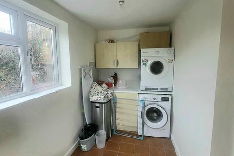 undefined, 4/5 Tai Newyddion, Ynys