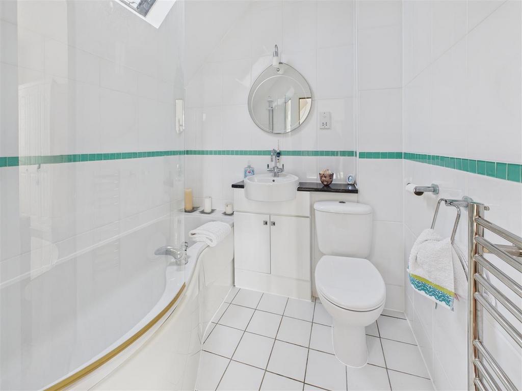 En-Suite Bathroom (Bed 2)
