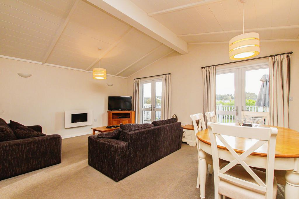 Lounge/Dining