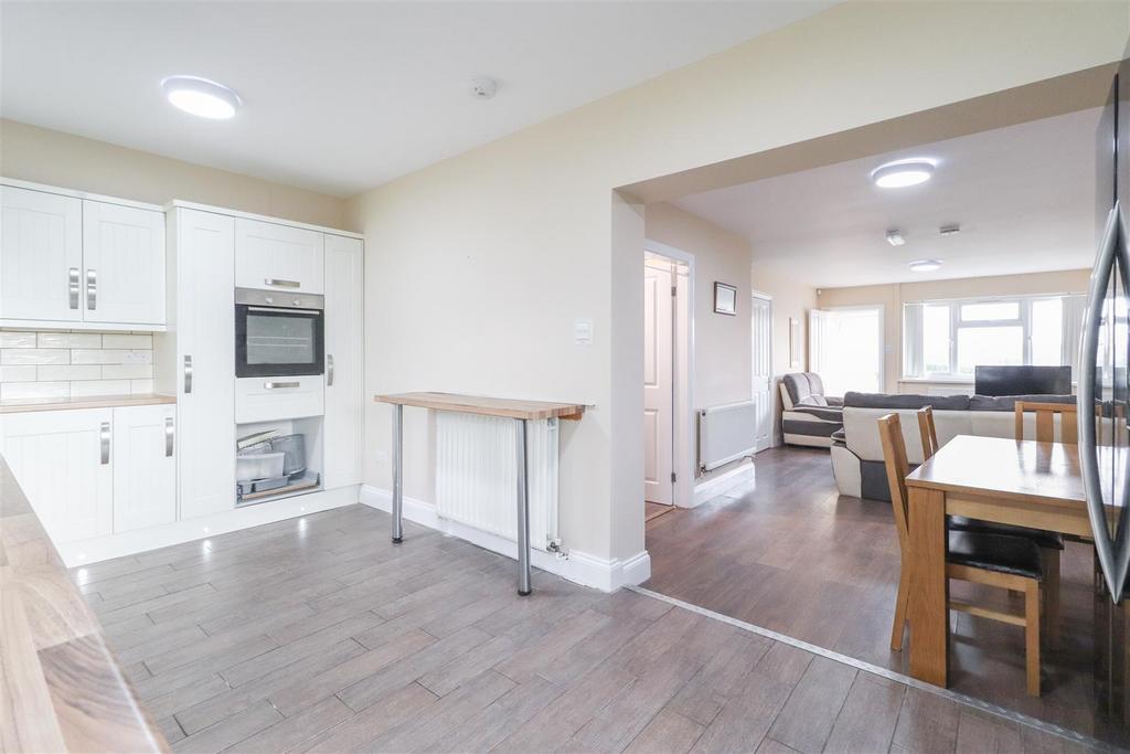 21 Esher Drive-5.jpg