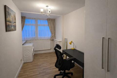 3 bedroom flat to rent, Regents Park Road, Finchley Central
