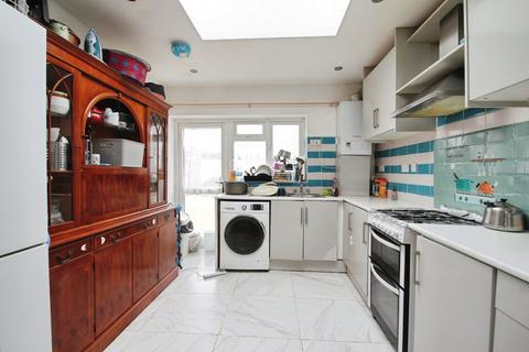 5 bedroom semi-detached house to rent, Princes Park Close, Hayes UB3