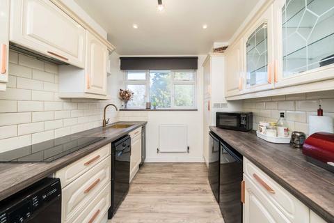 3 bedroom flat to rent, Darlaston Road, London SW19