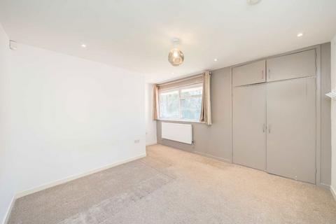 3 bedroom flat to rent, Darlaston Road, London SW19