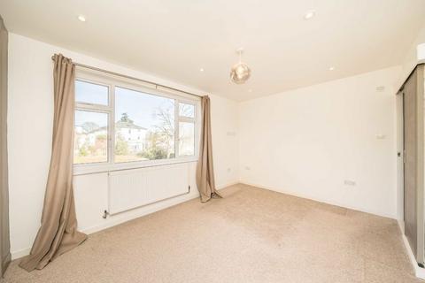 3 bedroom flat to rent, Darlaston Road, London SW19