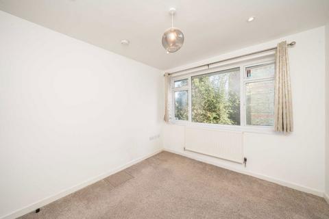 3 bedroom flat to rent, Darlaston Road, London SW19
