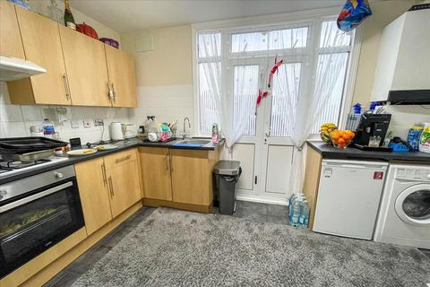 2 bedroom terraced house for sale, Fernside Avenue, Hanworth, Middlesex, TW13