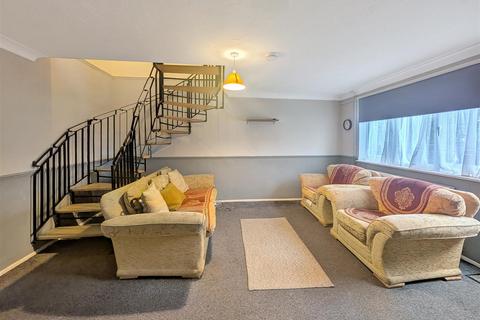 3 bedroom semi-detached house to rent, Charles Court, Wivenhoe, CO7 9EW