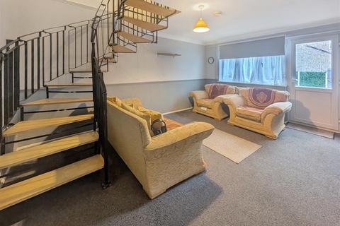 3 bedroom semi-detached house to rent, Charles Court, Wivenhoe, CO7 9EW