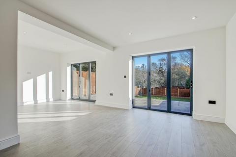 3 bedroom apartment to rent, Holders Hill Road, London
