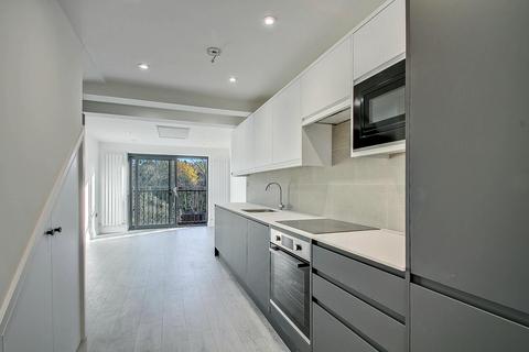 3 bedroom apartment to rent, Holders Hill Road, London