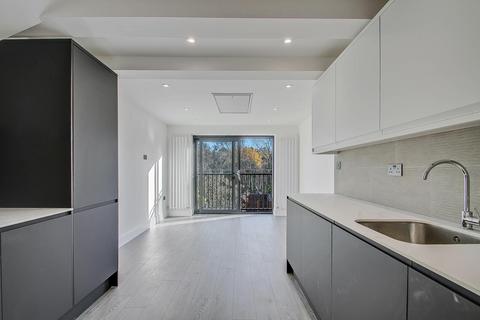 3 bedroom apartment to rent, Holders Hill Road, London