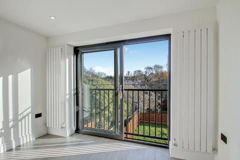3 bedroom apartment to rent, Holders Hill Road, London