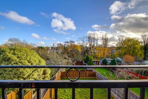 3 bedroom apartment to rent, Holders Hill Road, London