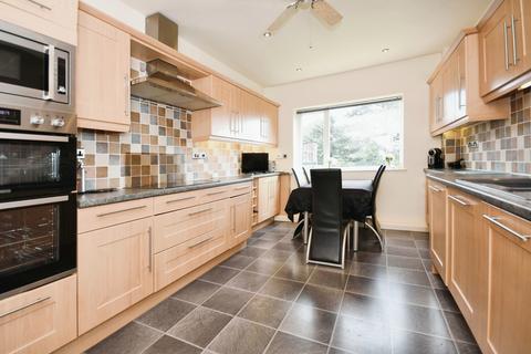 3 bedroom flat for sale, Whinfell Court, Sheffield, South Yorkshire, S11