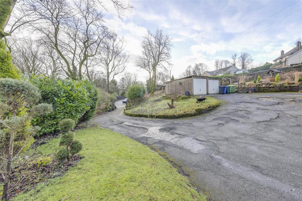 Driveway / Garages