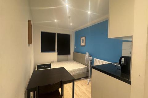 Studio to rent, Rock Street, London