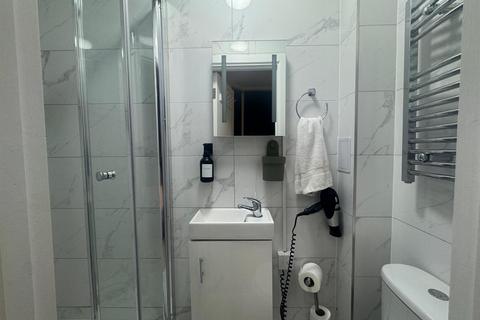 Studio to rent, Rock Street, London