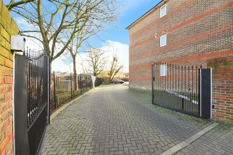 2 bedroom flat for sale, Clayburn Circle, Basildon, Essex, SS14