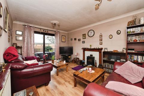 3 bedroom end of terrace house for sale, Freshwater Drive, BASILDON, Essex, SS16