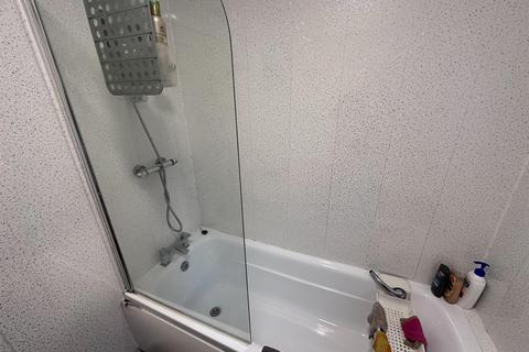 3 bedroom semi-detached house to rent, Kemberton Road, Birmingham B29