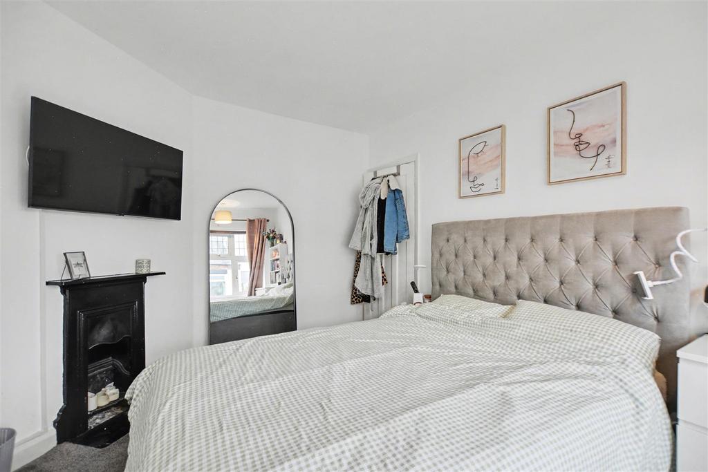Bedroom 1 2.jpeg