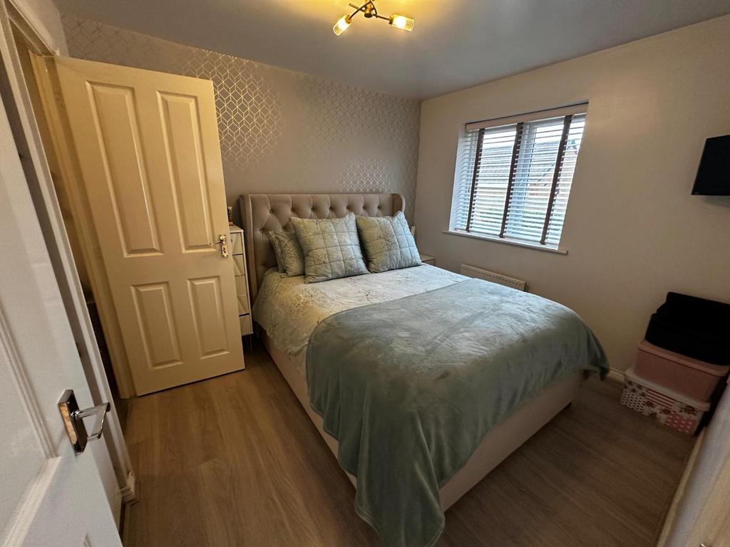 Pel Crescent Bedroom 1a.jpg
