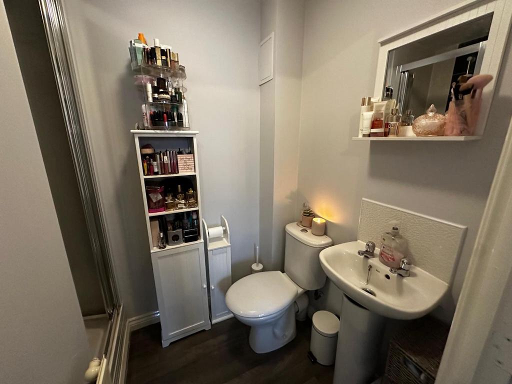 Pel Crescent Ensuite.jpg