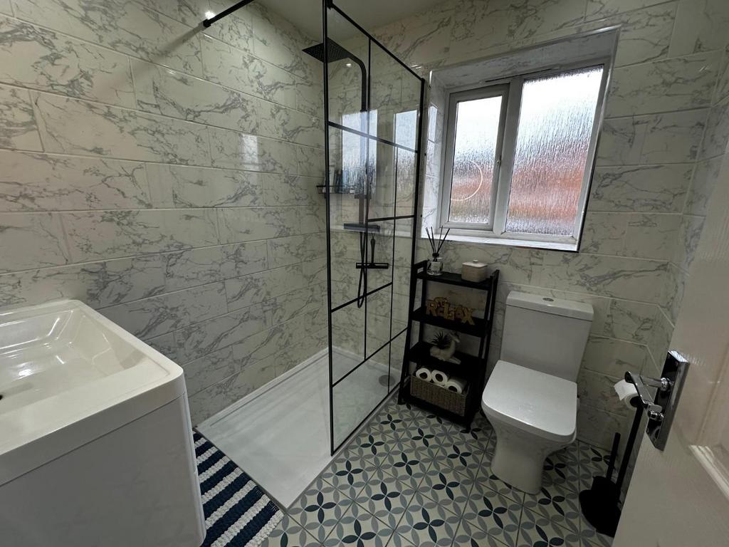 Pel Crescent Bathroom2.jpg