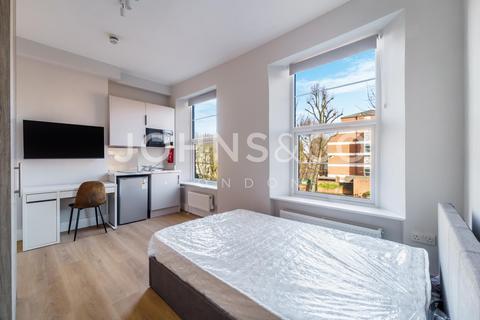 Studio to rent, Uxbridge Road, Hammersmith, London, W12