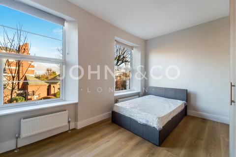 Studio to rent, Uxbridge Road, Hammersmith, London, W12
