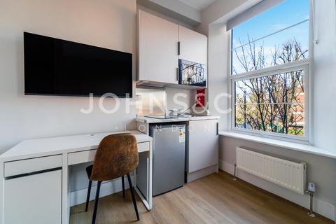 Studio to rent, Uxbridge Road, Hammersmith, London, W12