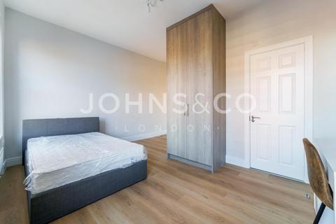 Studio to rent, Uxbridge Road, Hammersmith, London, W12