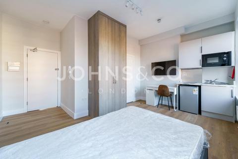 Studio to rent, Uxbridge Road, Hammersmith, London, W12