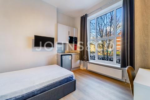 Studio to rent, Uxbridge Road, Hammersmith, London, W12