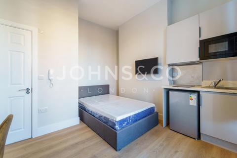 Studio to rent, Uxbridge Road, Hammersmith, London, W12